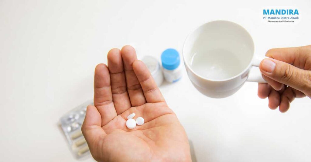 Minum obat pakai air dingin